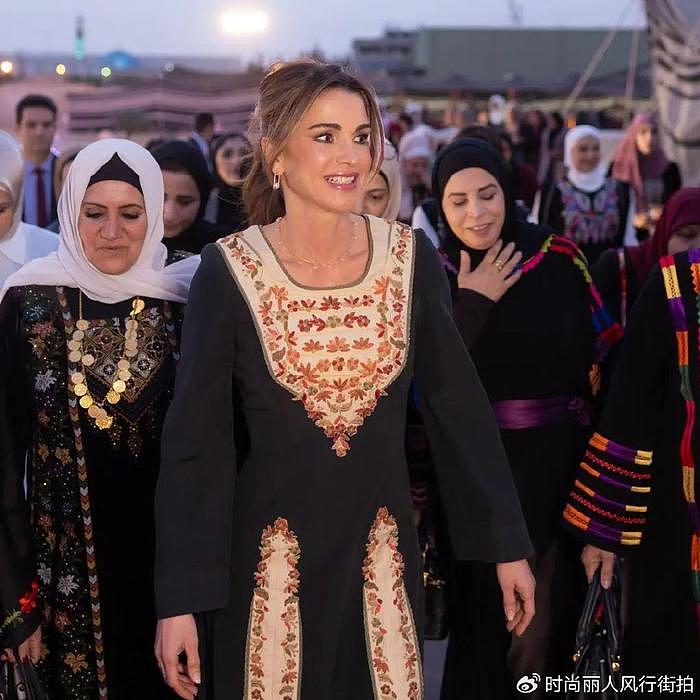约旦王后欢迎埃及总统夫妇！埃及夫人穿粉裙很嫩，王后墨绿裙惊艳 - 13