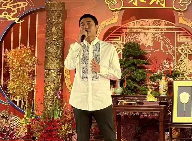55岁景岗山参加寿宴商演，舞台上唱歌头发显眼，樊少皇也在场 - 2