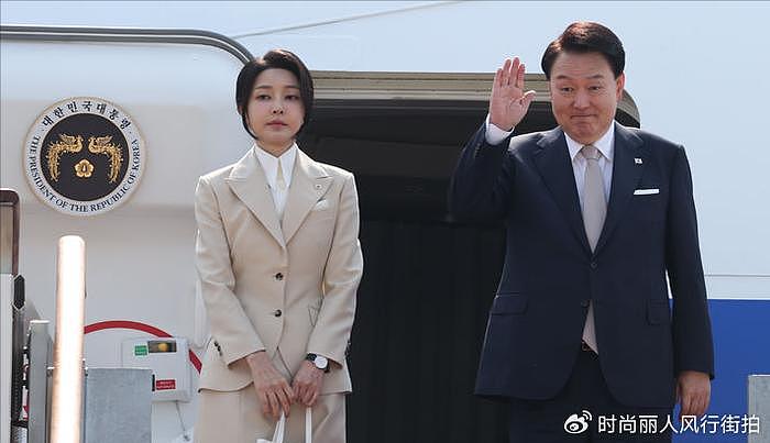 韩国第一夫人今年首次出国访问！一身米色套装好美，脸又嫩了很多 - 13