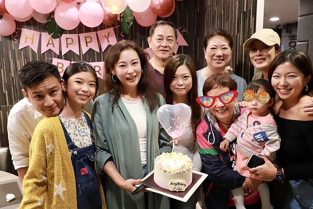TVB女艺人生日获一家人齐聚庆祝 妹妹杨怡带宝贝女儿开心出镜 - 4
