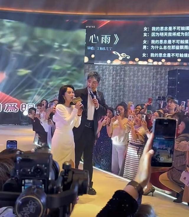 53岁毛宁顶大雨为富豪婚礼献唱，身材健壮似小伙，被曝一场赚40万 - 16