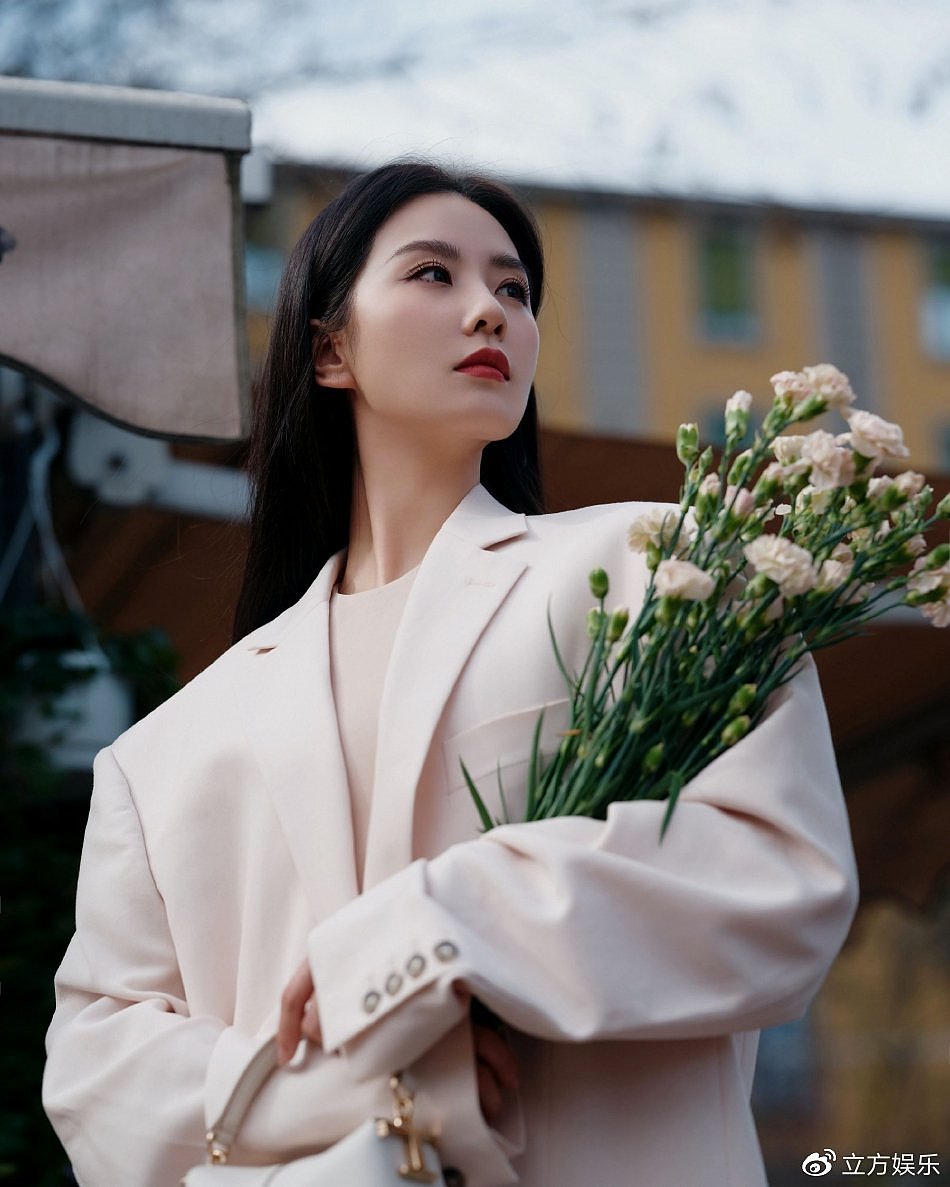 刘诗诗米兰时装周街拍大片 穿米白色西装手捧鲜花优雅浪漫 - 1