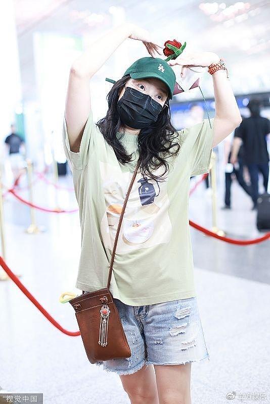 凤凰传奇玲花穿薄荷绿T恤现身机场 对粉丝比心互动 - 1