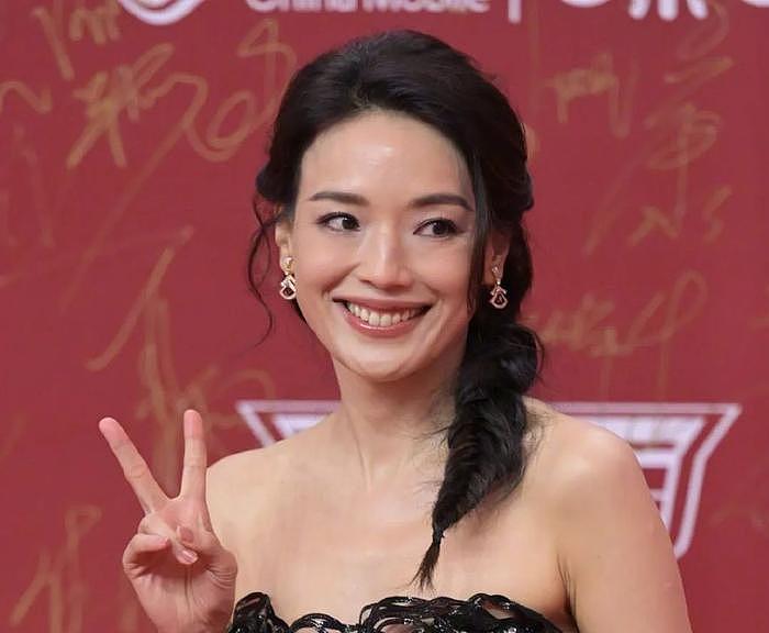 上海电影节明星怼脸生图：王源痘坑闭口明显，于文文变网红脸 - 2