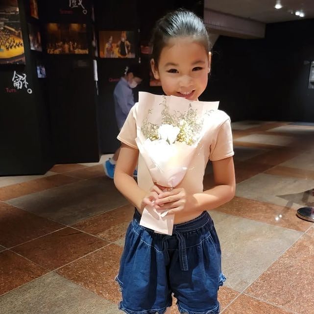 6岁女儿在台上跳芭蕾舞陈豪一家捧场 陈茵媺感骄傲与女儿贴脸合影 - 2