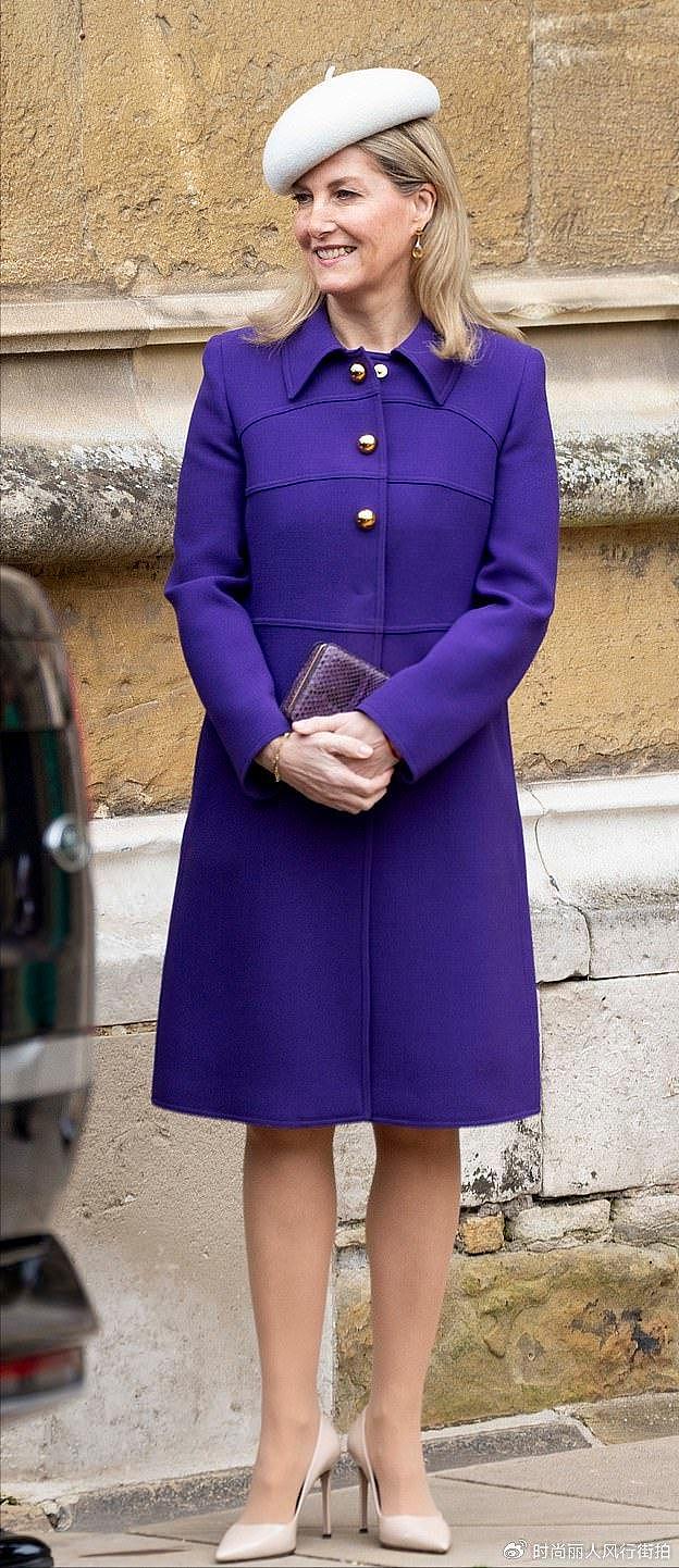 苏菲王妃在复活节美得惊艳！一身紫色大衣有戴妃风采，卡米拉风光 - 6