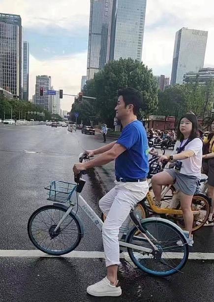 吴京街头骑自行车赶活动，找路人问路接地气，快到粉丝都追不上 - 1