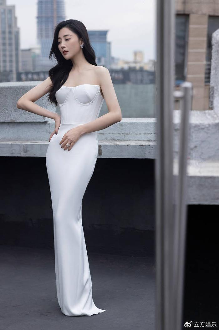 殷桃穿修身白裙展现身材曲线 天台享受沪上微风吹 - 8