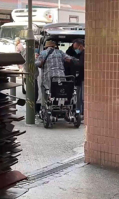 72岁洪金宝坐轮椅给乞丐送钱，亲自将500元递到乞丐手中 - 12