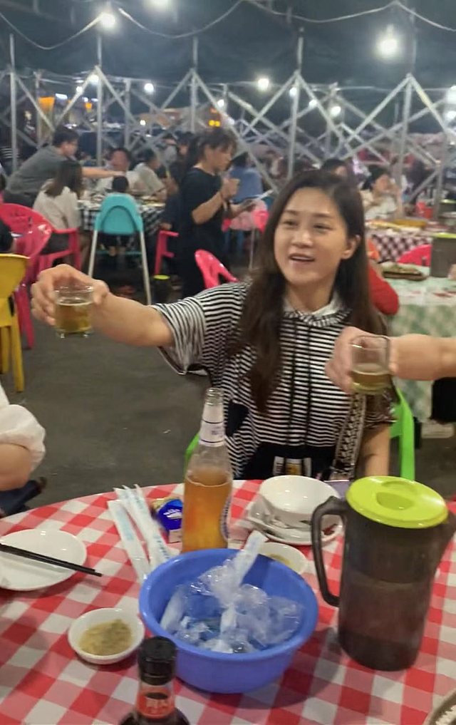 66岁TVB戏骨王俊棠内地庆生，喝啤酒吃大排档，空姐妻子白皙优雅 - 3