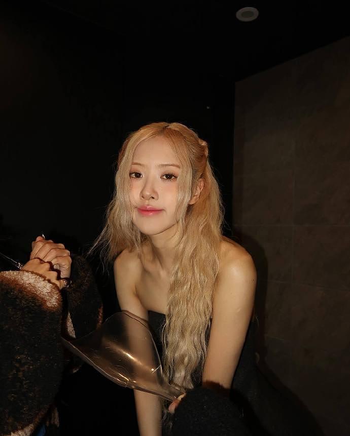 BLACKPINK ROSÉ出席活动，韩网友称她的外貌变了，和以前不太一样 - 4