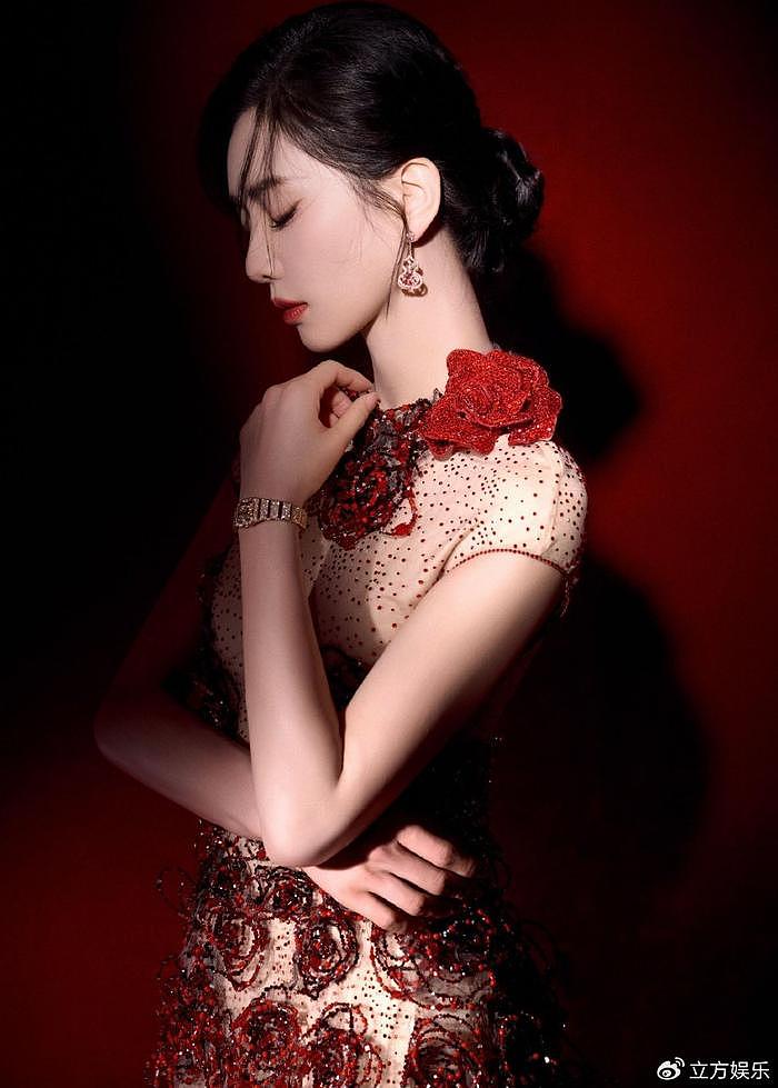 刘诗诗身穿长裙红玫瑰点缀 举止温柔优雅热烈惊艳 - 3