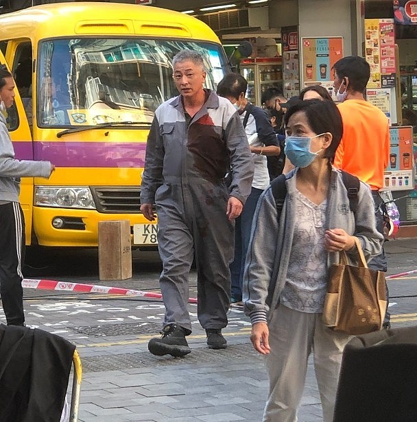 与张可颐在闹市街头拍摄枪战 郭富城罕见扮丑以哨牙造型拍戏 - 10