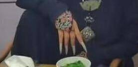 杨丽萍带小鸟聚餐，小鸟在碗盘间乱蹦，她快和手指一样长的指甲成焦点 - 7