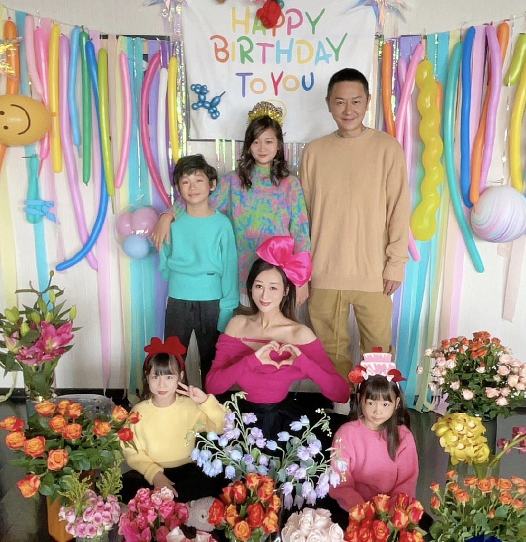 陈浩民妻子女儿同天生日，一家六口共用一张脸，蒋丽莎年轻似少女 - 8