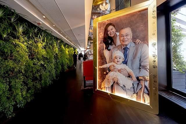 83岁刘诗昆带女儿现身，1岁贝贝软萌可爱引围观，父女俩形影不离 - 12