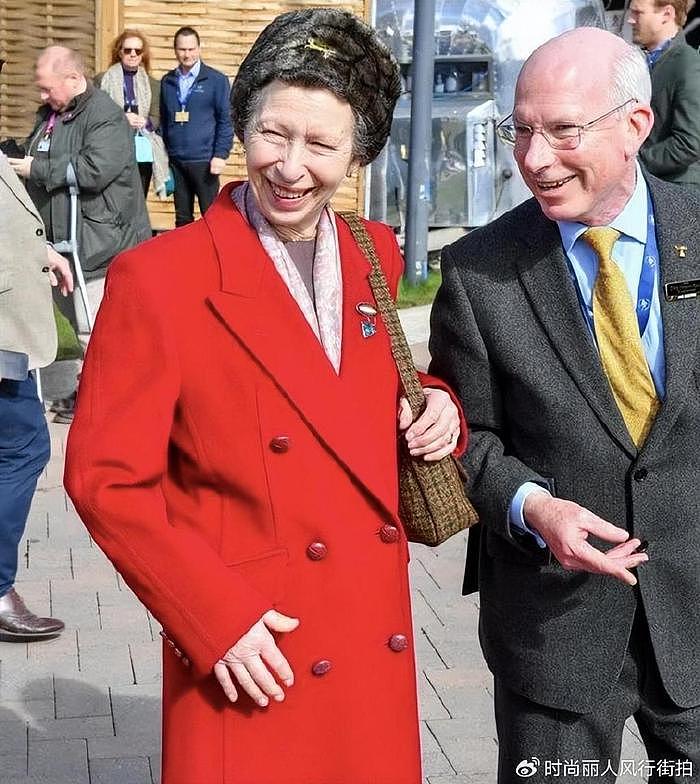 73岁英国长公主被迫当劳模！一袭红衣裹身好明媚，7天竟然营业8次 - 4