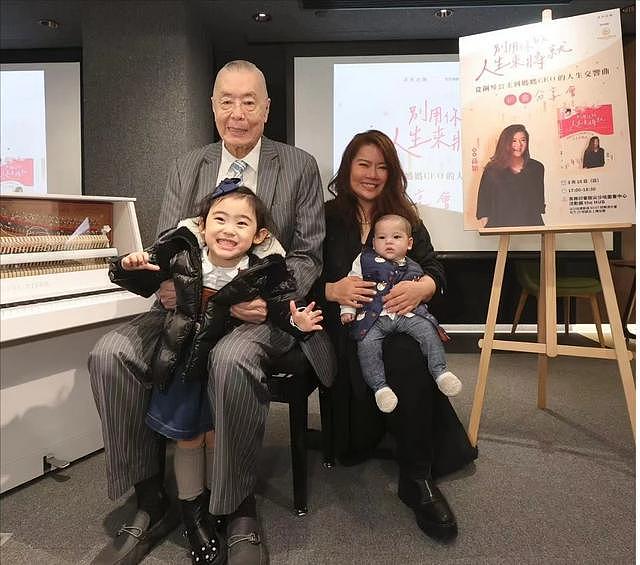 85岁刘诗昆晒全家福，3岁女儿5个月儿子中了基因彩票，聪明又漂亮 - 6