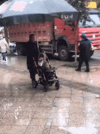 搞笑GIF趣图:宝宝呀，带你出来遛个弯，不容易呀！ - 1