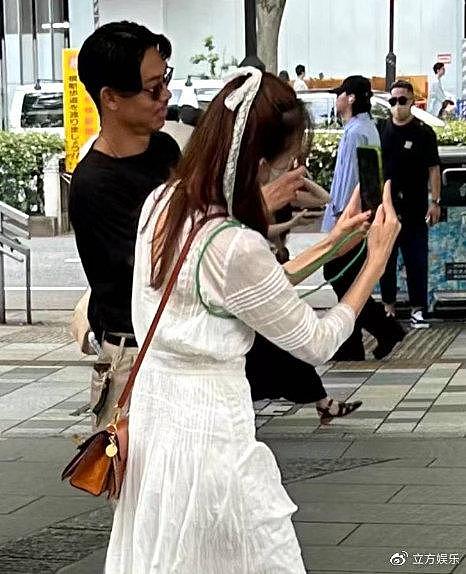 偶遇林志玲夫妇东京街头约会 夫妻用手机互拍气氛甜蜜 - 1