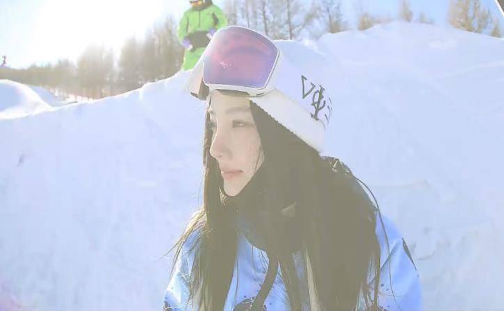 李小璐带女儿滑雪，甜馨一学就会，运动能力值拉满，确实培养得很优秀 - 11