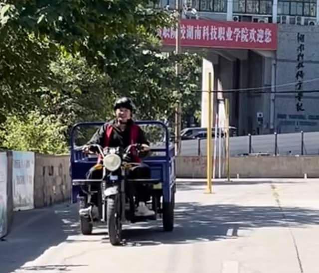 台湾歌手苏见信湖南考驾照，骑三轮车动作熟练，满脸笑容太接地气 - 4