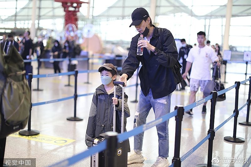 Ella同老公和儿子劲宝回台北 对着镜头热情打招呼 - 1