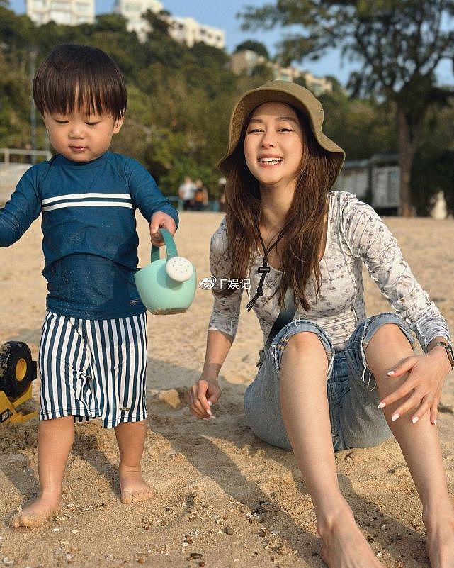 岑丽香和老公儿子去海边玩耍享受家庭乐 一家四口开心拍下全家福 - 4