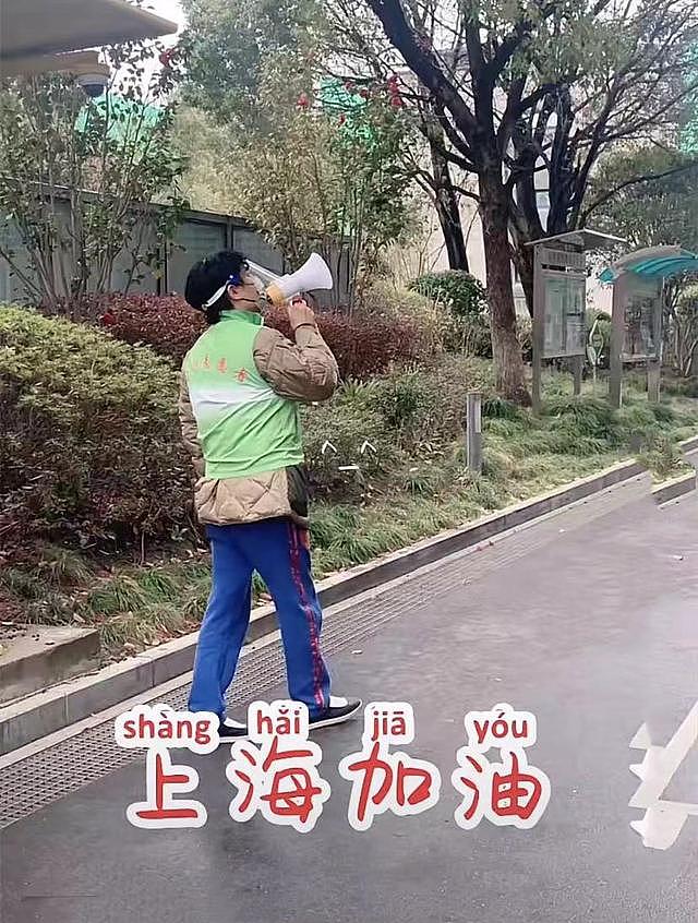 知名演员陈龙上海做防疫志愿者，戴防护罩拿喇叭，忙前忙后接地气 - 6