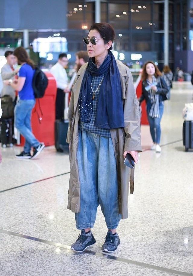 65岁倪萍走机场带火了乞丐风穿搭：风衣+飞鼠裤+围巾，洋气又减龄 - 5