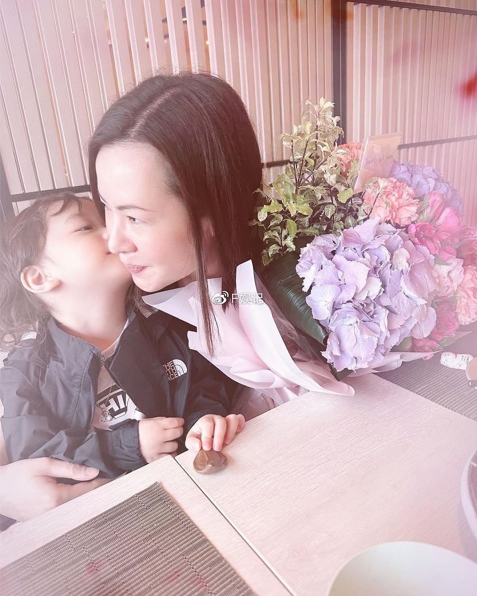 陈山聪携妻儿出去吃饭提前庆祝母亲节 儿子献吻给妈妈很幸福 - 5