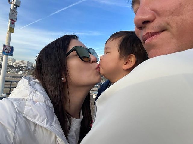 TVB艺人张颖康夫妇带子女出国旅游 夫妻俩与子女互相亲吻很有爱 - 5