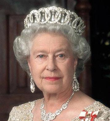 英国95岁女王首次在公开场合拄拐杖，网友：怪哈里王子不省心？ - 2