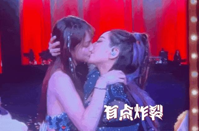王彩桦跟大女儿在舞台上激吻了20秒，惹争议 - 2