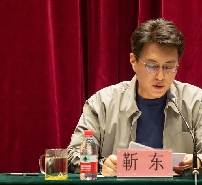 以后要叫靳东团长了！变身名副其实老干部，不耽误新话剧开演 - 4