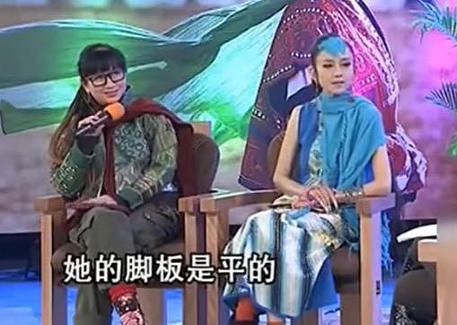 杨丽萍与俩亲妹妹同框，三姐妹长相相像，被网友称为“三朵花” - 8