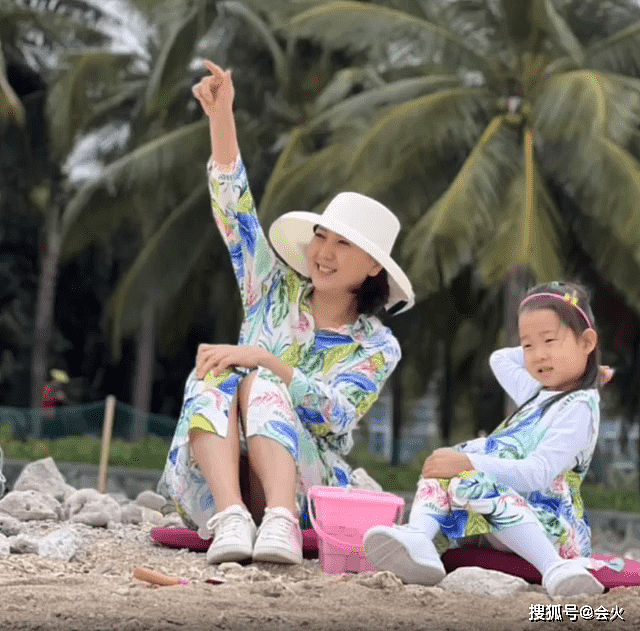 51岁闫学晶带4岁女儿度假！素颜带女儿玩沙子，穿亲子装太幸福 - 2