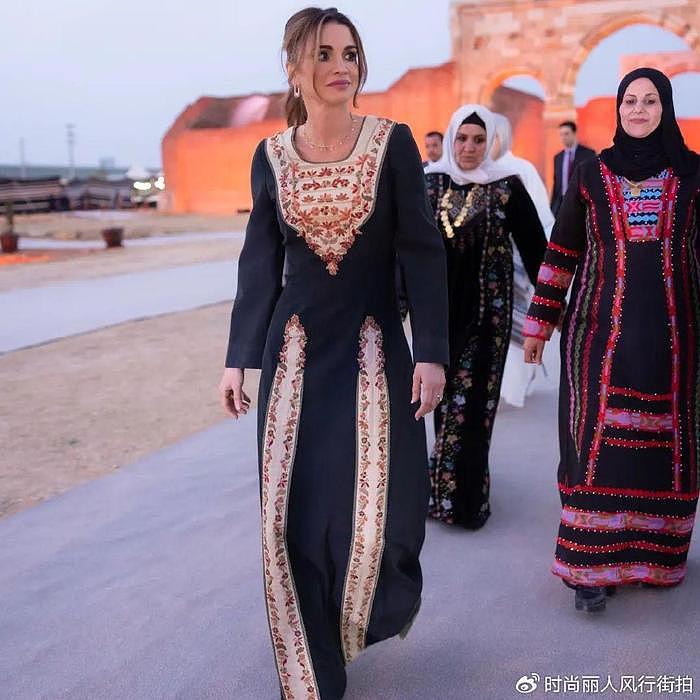 约旦王后欢迎埃及总统夫妇！埃及夫人穿粉裙很嫩，王后墨绿裙惊艳 - 10