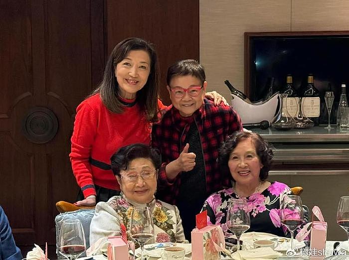 香港富商遗孀办寿宴，94岁穿大花裙毫不显老，四代同堂有四个曾孙 - 3