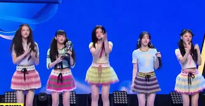 韩国女团ILLIT造型引热议！让16岁成员穿透明裙，强光下没有秘密 - 6
