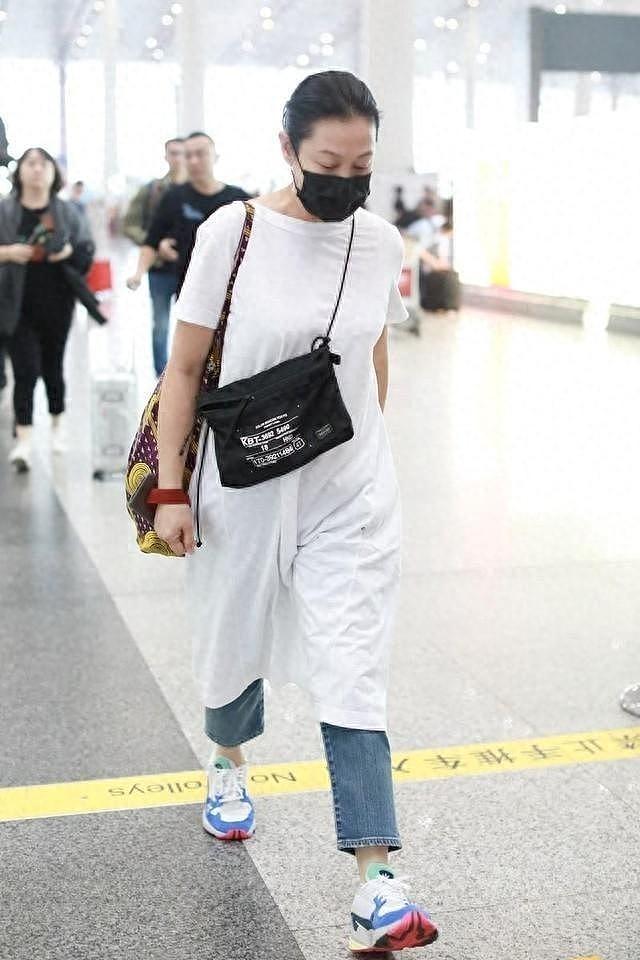 刘若英变胖了更美，穿长款白T恤+牛仔裤走机场，素颜状态太年轻 - 1