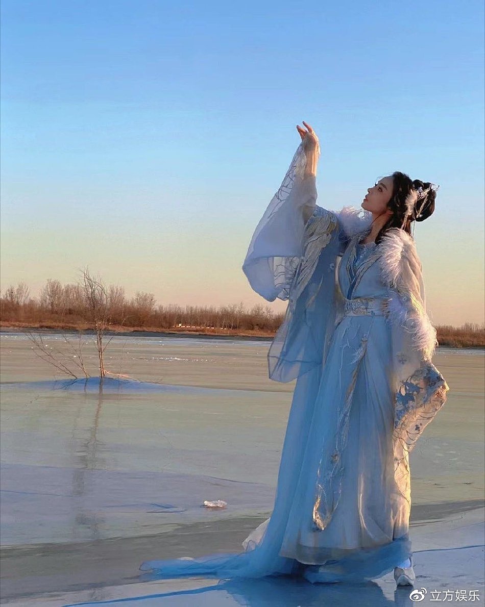 古力娜扎古风写真拍摄路透曝光 着青衣于冰面撑伞仙气飘飘 - 4