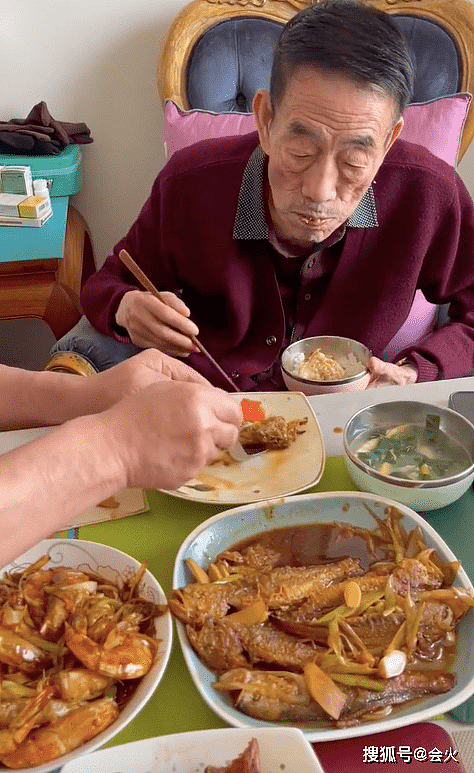 90岁杨少华嘴馋想吃肉！身形佝偻与儿子互动，一脸兴奋大声报菜名 - 4