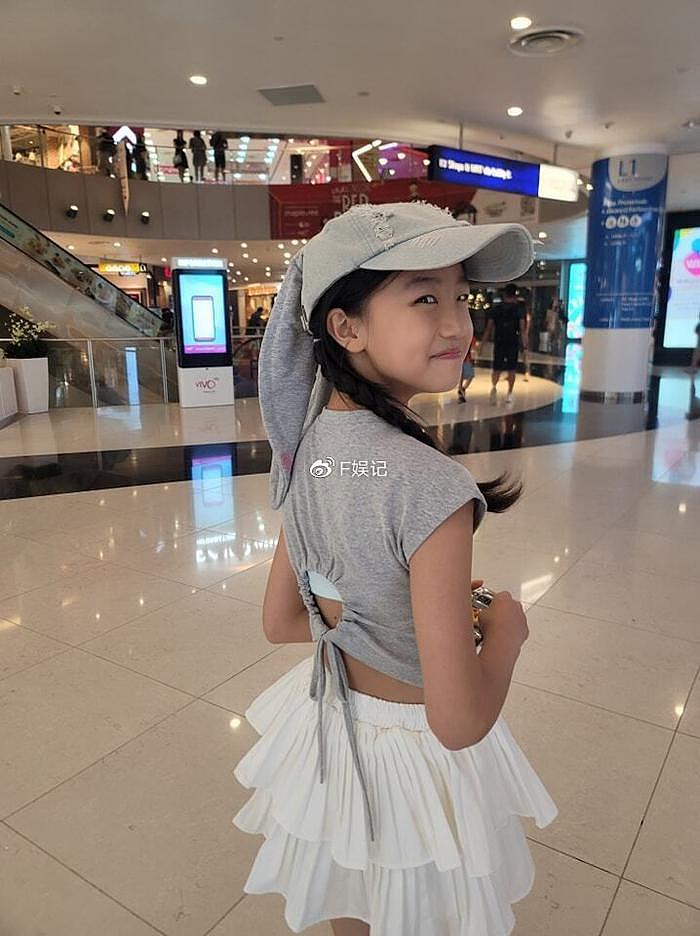 胡诺言陈琪趁3个子女放暑假一起出去旅游 给子女化妆打扮很成熟 - 5