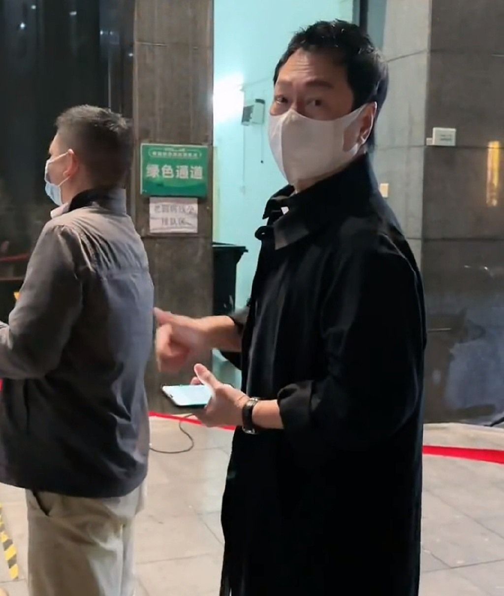 广州疫情下的港星：有人当防疫志愿者，TVB视帝排队做核酸无人识 - 8