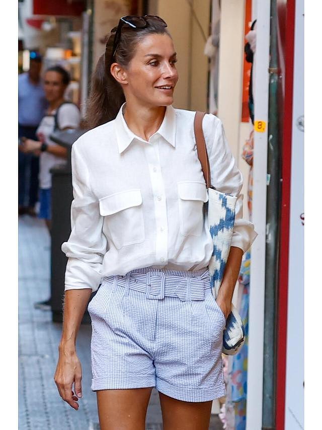 51岁西班牙王后是最会穿白衬衫的女人，配九分裤、半身裙时髦洋气 - 14