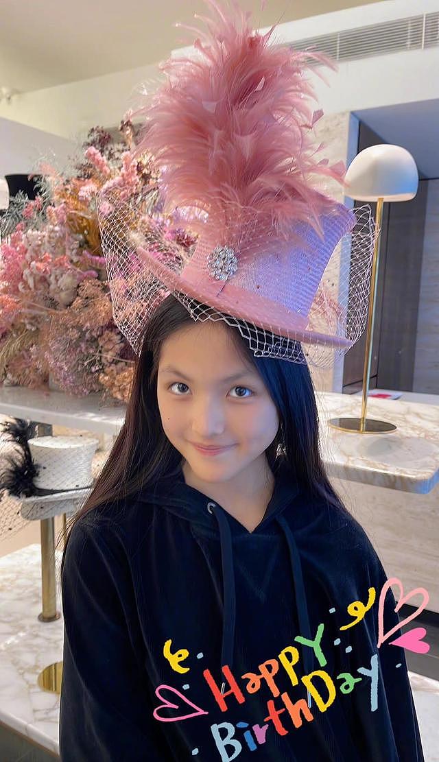 李湘为女儿庆13岁生日，王诗龄戴镶钻礼帽好贵气，又瘦又美似公主 - 2