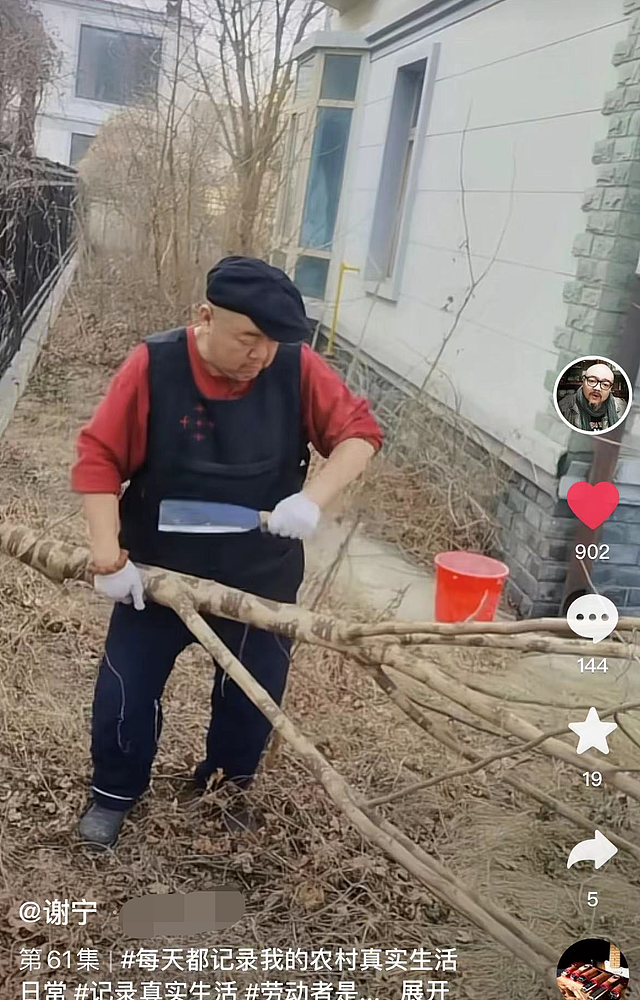 49岁演员分享河北农村生活，拿刀砍野树动作吃力，为春耕忙前忙后 - 1