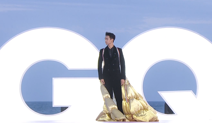 GQ红毯男明星造型：王嘉尔露的最多，白敬亭打伞，邓伦油头 - 6