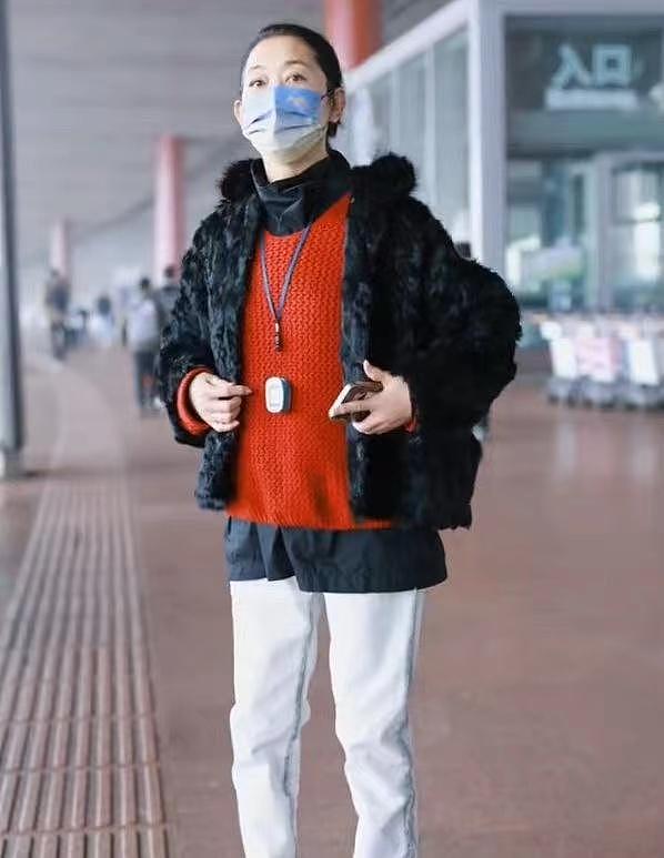 倪萍独自现身机场，打扮时尚身形消瘦，随身戴血氧仪状态引担忧 - 3